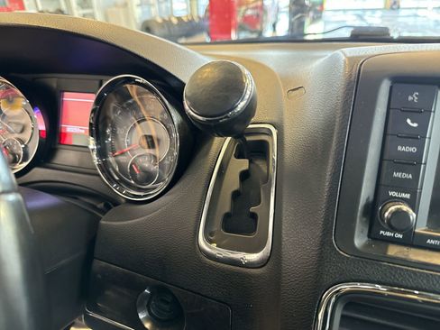 Used 2014 Chrysler Town & Country Touring image 16