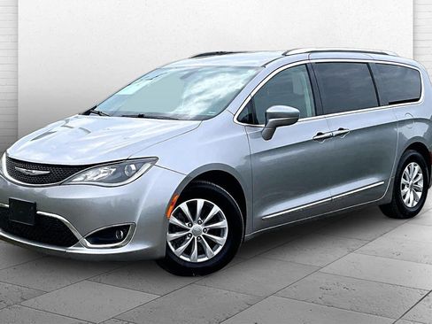 Used 2018 Chrysler Pacifica Touring-L FWD image 11