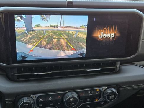 Certified 2025 Jeep Gladiator Sport AWD/4WD image 21