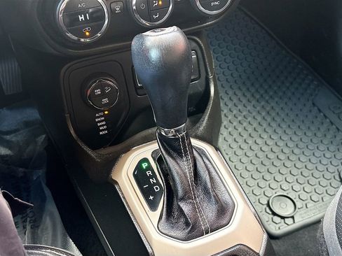 Used 2017 Jeep Renegade Trailhawk AWD/4WD image 16