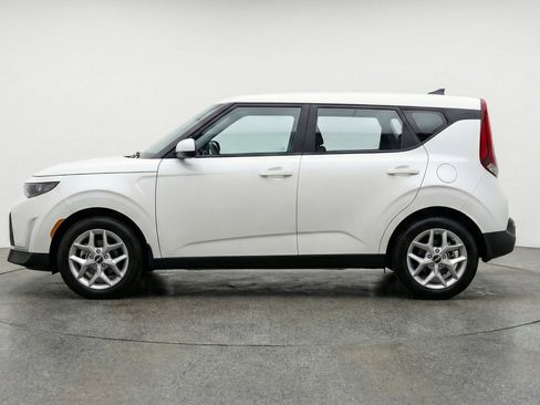 Used 2025 Kia Soul LX w/ LX Technology Package FWD image 5