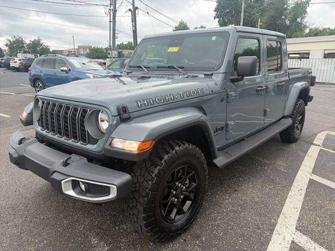 Used 2025 Jeep Gladiator Sport AWD/4WD image 3