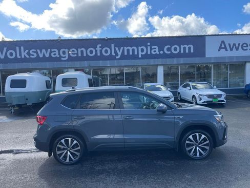 Used 2023 Volkswagen Taos SE image 2