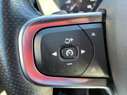 Used 2019 Volvo XC40 T5 R-Design image 15