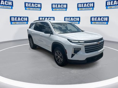 Used 2025 Chevrolet Traverse LT FWD image 2