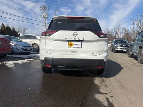 Used 2024 Nissan Rogue SV AWD/4WD image 4