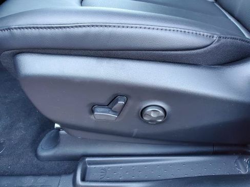 Used 2026 Chrysler Voyager LX FWD image 6