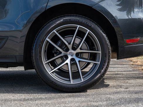 Certified 2025 Porsche Macan image 12