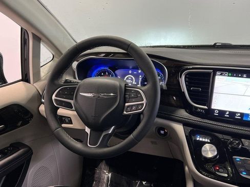 Used 2024 Chrysler Pacifica Limited image 17