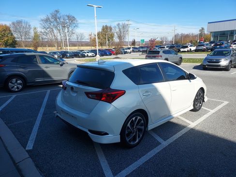 Used 2018 Toyota Corolla iM image 3