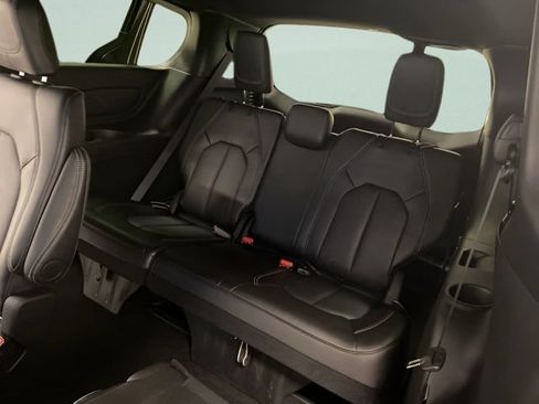 Used 2025 Chrysler Pacifica Select AWD/4WD image 22