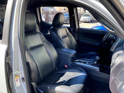 Used 2019 Toyota Tacoma TRD Off-Road w/ Technology Package image 6