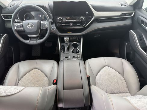 Used 2023 Toyota Highlander Bronze Edition FWD image 15