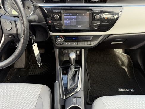 Used 2015 Toyota Corolla LE image 17