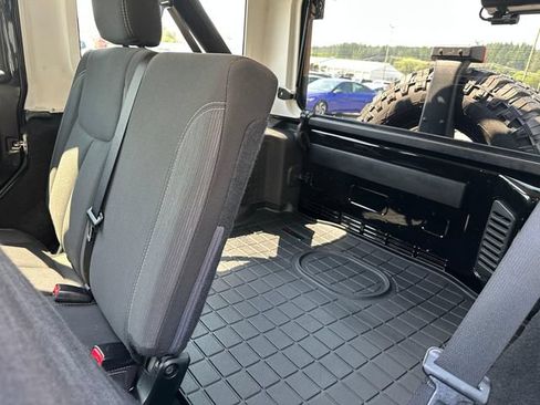 Used 2016 Jeep Wrangler Unlimited Rubicon w/ Connectivity Group AWD/4WD image 20
