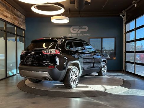 Used 2022 Jeep Cherokee Limited w/ Elite Package AWD/4WD image 3