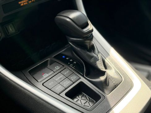 Used 2022 Toyota RAV4 LE image 24