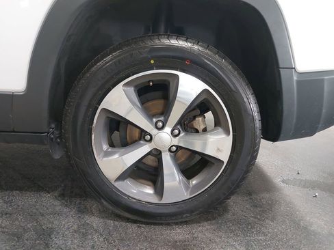 Used 2019 Jeep Cherokee Limited FWD image 32