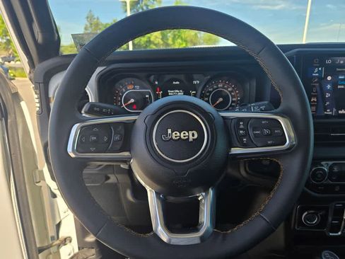 Used 2025 Jeep Wrangler Sahara image 22