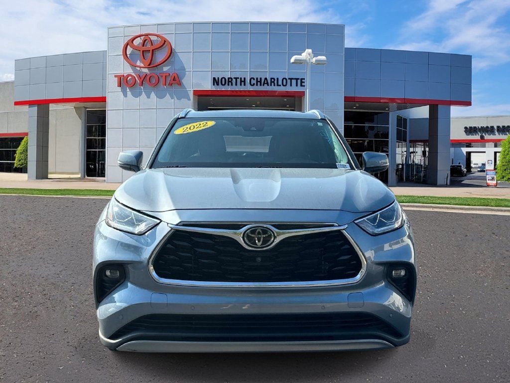 Used 2022 Toyota Highlander Platinum FWD image 3