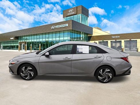 Used 2024 Hyundai Elantra Limited image 9