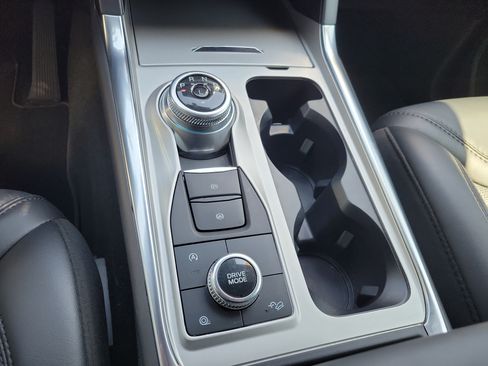 Used 2024 Ford Explorer Platinum w/ Technology Package AWD/4WD image 33