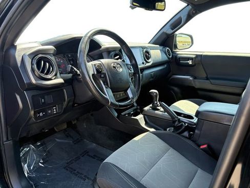 Used 2021 Toyota Tacoma TRD Off-Road w/ Technology Package AWD/4WD image 12