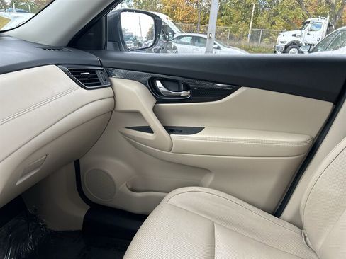 Used 2018 Nissan Rogue SL w/ Premium Package image 13