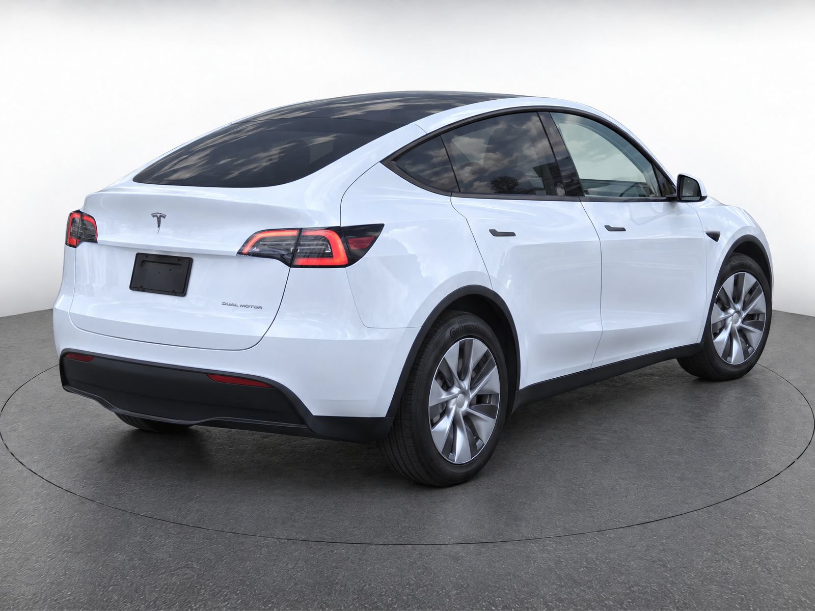 Used 2023 Tesla Model Y AWD image 4