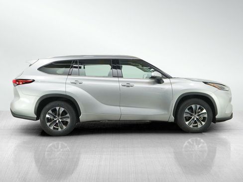 Used 2021 Toyota Highlander XLE FWD image 6