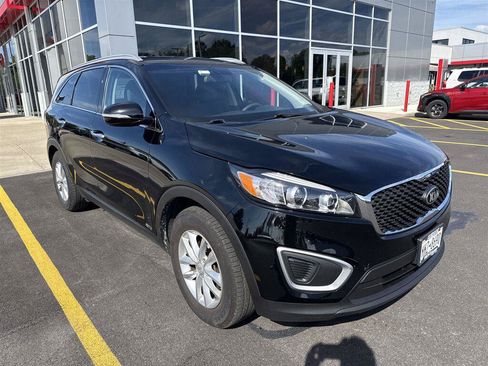 Used 2018 Kia Sorento AWD image 2