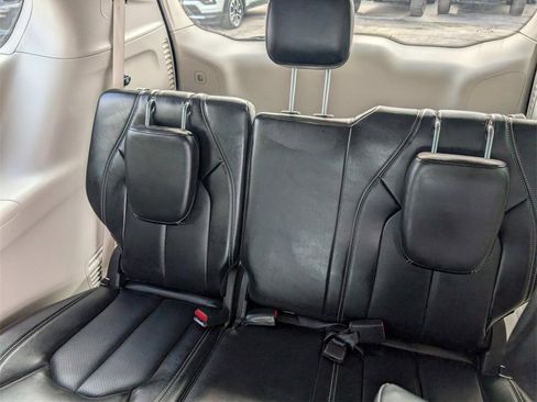 Used 2024 Chrysler Pacifica Select image 12