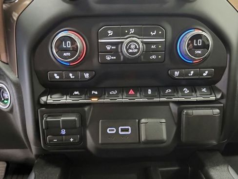 Used 2022 Chevrolet Silverado 1500 High Country w/ Technology Package AWD/4WD image 26