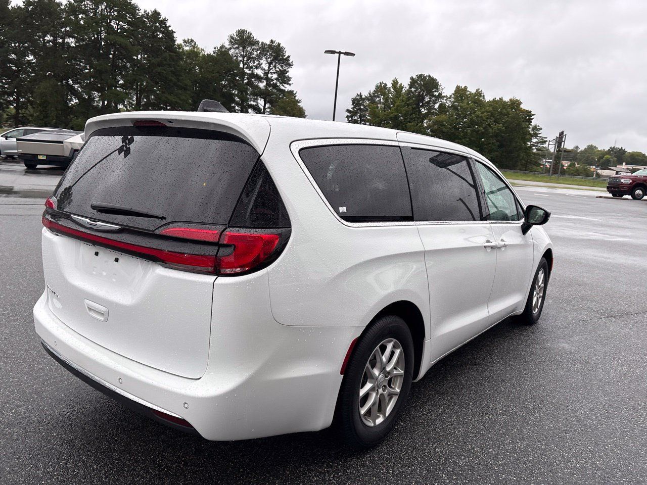 Used 2025 Chrysler Pacifica Select FWD image 10