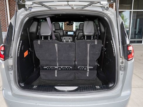 Used 2025 Chrysler Pacifica Select image 5