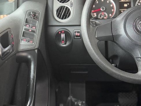Used 2011 Volkswagen Tiguan SE FWD image 12