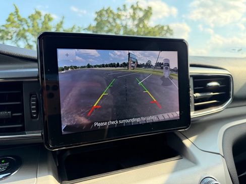 Used 2021 Ford Explorer XLT w/ Equipment Group 202A AWD/4WD image 17