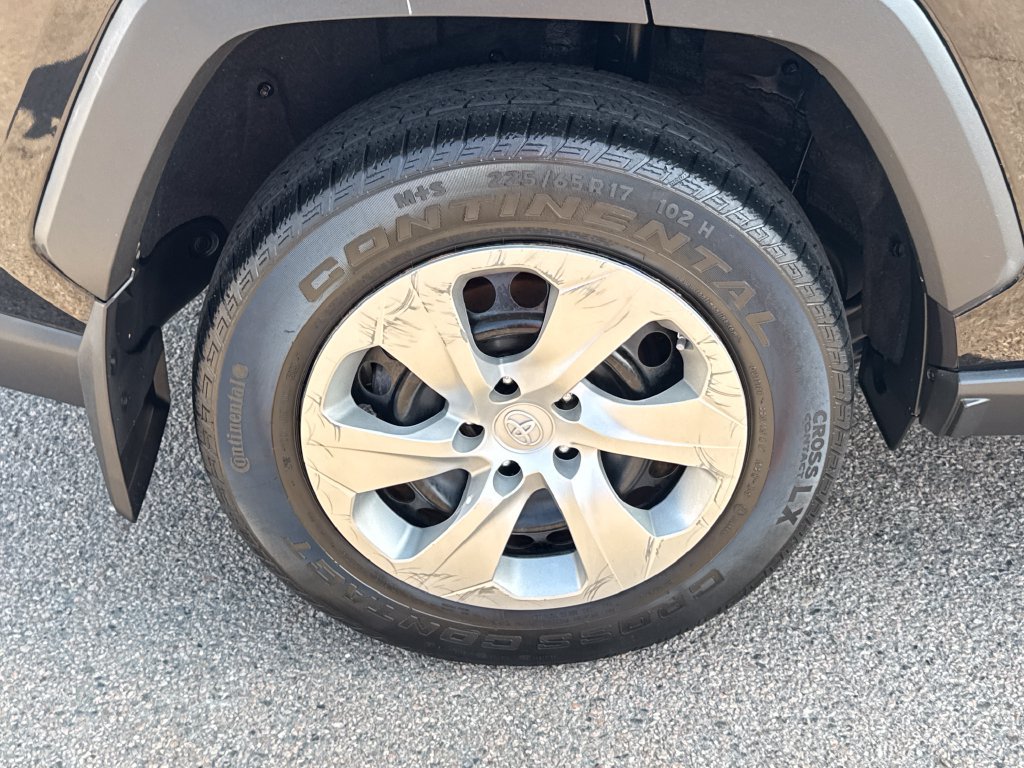 Used 2021 Toyota RAV4 LE AWD/4WD image 41