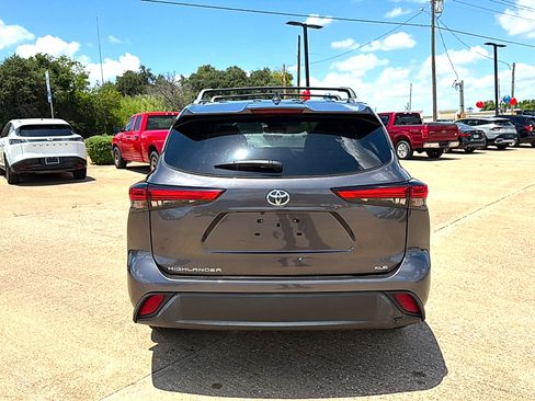 Used 2022 Toyota Highlander XLE FWD image 5