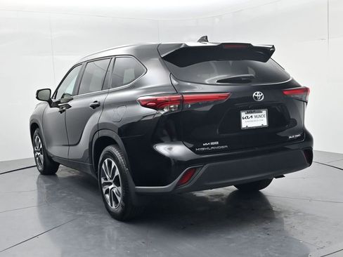 Used 2023 Toyota Highlander XLE AWD/4WD image 6