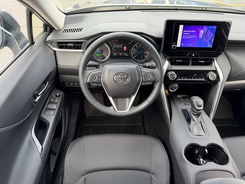 Used 2024 Toyota Venza LE image 5