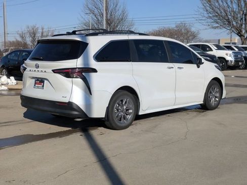 Used 2025 Toyota Sienna XLE image 6