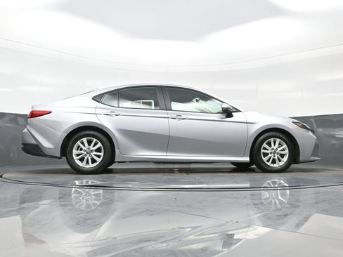Used 2025 Toyota Camry LE image 31