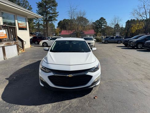 Used 2019 Chevrolet Malibu LT FWD image 2