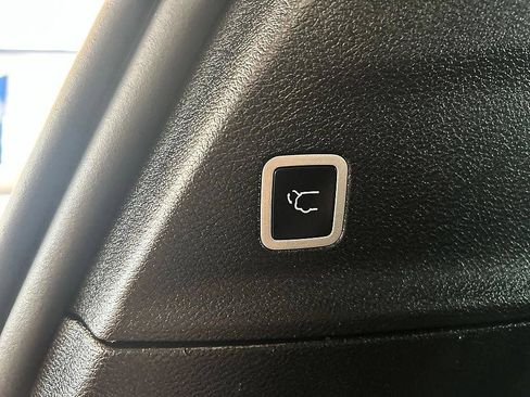 Used 2025 Chrysler Pacifica Limited FWD image 31