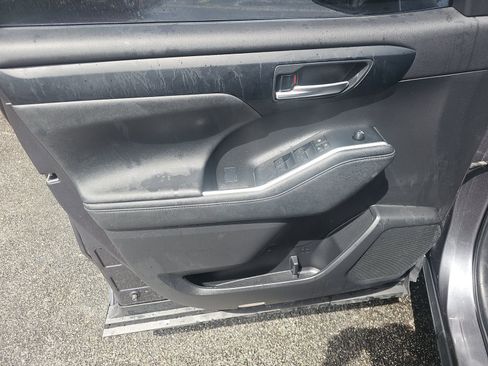 Used 2023 Toyota Highlander XLE image 16