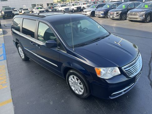 Used 2016 Chrysler Town & Country Touring FWD image 5
