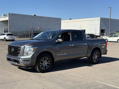 Used 2020 Nissan Titan SV w/ SV Convenience Package image 2