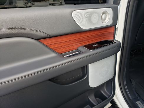 Used 2024 Lincoln Navigator Reserve image 13