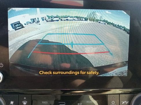 Used 2023 Toyota Highlander XLE FWD image 22